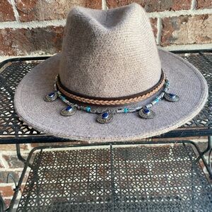 Altar’d state hat Western Style
